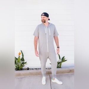 🩶 Smash + Tess Men’s Short Sleeve Romper – Size Large 🩶
